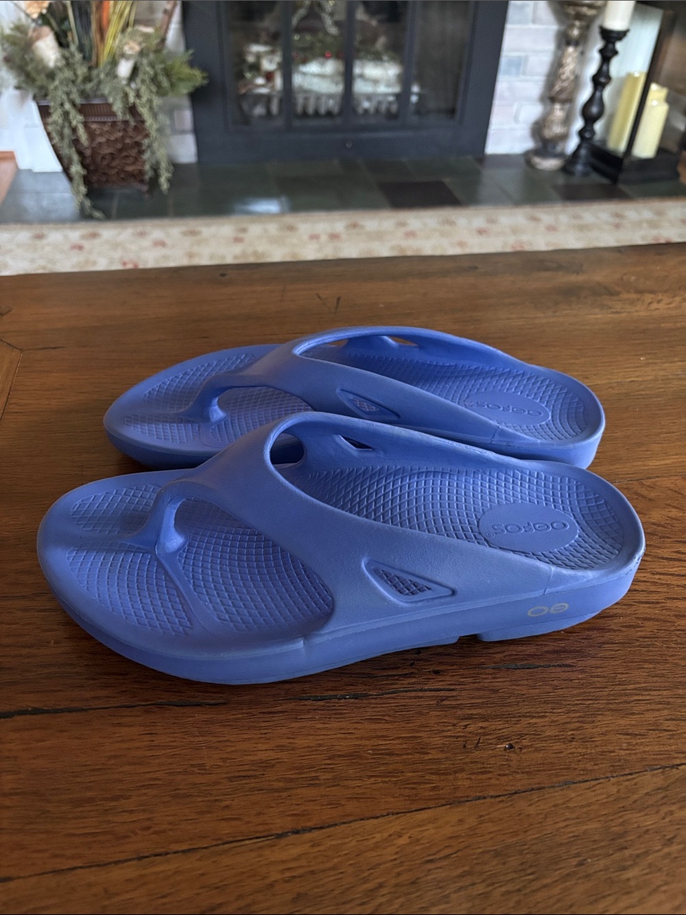 OOFOS women’s Flip Sandals in Periwinkle Blue